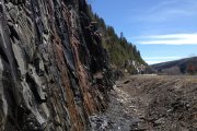 Ruissellement de l'eau le long des rochers sur le bord de la route.