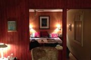 Lampe, chambre et couvre lit 