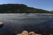Ce lac a encore sa couverture d'hiver