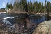 Une chute d'eau d'une des rivières bordant la route